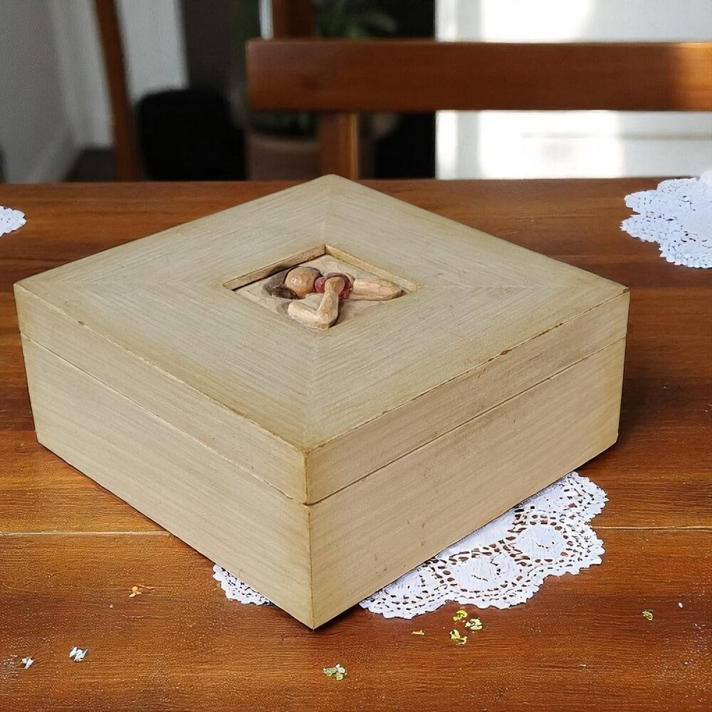 Willow Tree "From The Heart" 2006 Trinket Box By Susan Lordi Demdaco 4.75x4.75x2